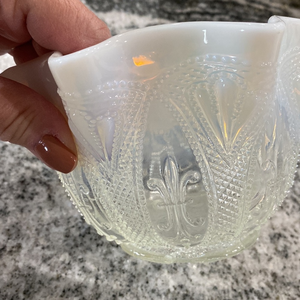 Antique EAPG White Opalescent “Jeweled Heart” Dugan Ruffled Glass Bowl! - Picture 3 of 5